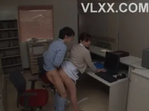 Cô gái trẻ tán gẫu trong quán cà phê của người nổi tiếng trên mạng