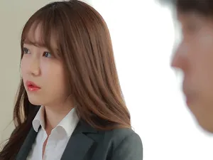 Chịch em thư ký khi chẳng có chuyện gì xảy ra, đầy quyến rũ và gợi cảm, thủ dâm với đạo cụ trên ghế, ngậm sâu con cặc to, ngồi lên trên mà không dùng bao cao su...