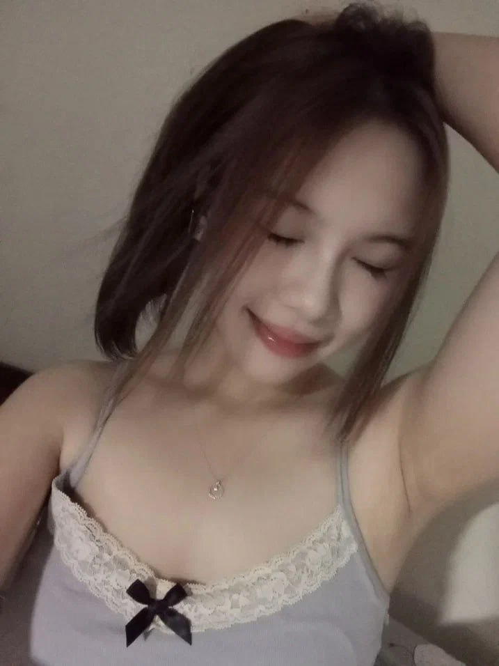 Xả hết sữa chua vào quả bướm khít của em